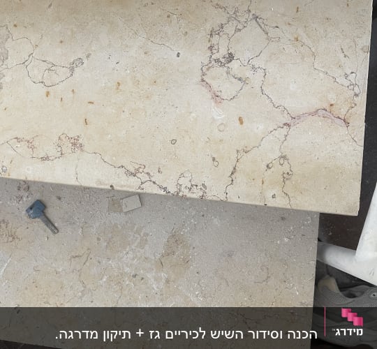 שיש עם דוגמאות טבעיות ונעליים ברקע